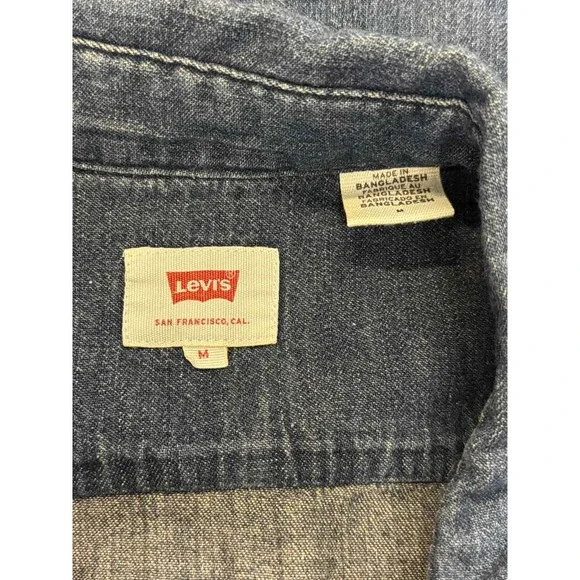 Levi's Size M Blue Denim Button Down Shirt - Picture 3 of 3